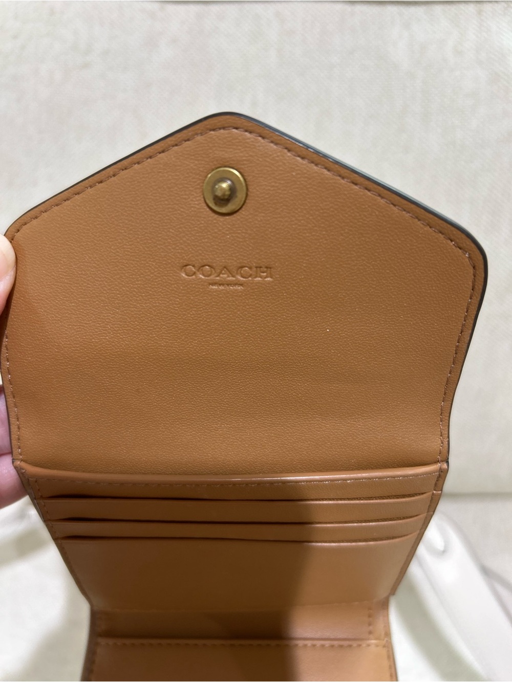 COACH Wyn Small Wallet Signature Horse and Carriage Chalk Taupe Pebble Leather - Picture 4 of 5